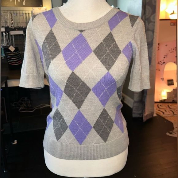 Banana Republic Sweaters - Banana Republic (XS) Grey Short Sleeve Sweater with Purple Pattern